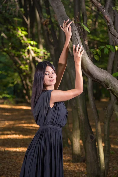 Piękna kobieta w jesiennym parku — Zdjęcie stockowe