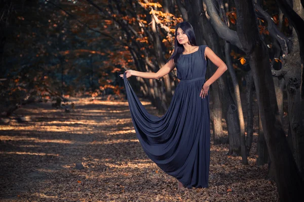 Mooie vrouw in het herfstpark — Stockfoto