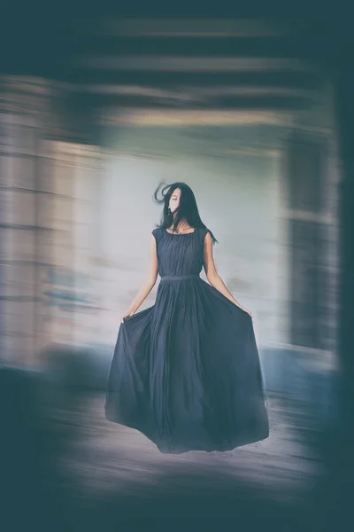 Retrato de levitação jovem mulher em casa. Viagens astrais meditação êxtase mística estado psicocinese condição . — Fotografia de Stock