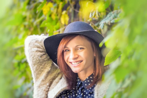 Jonge mode vrouw gelukkig in kleurrijke bos gebladerte. — Stockfoto