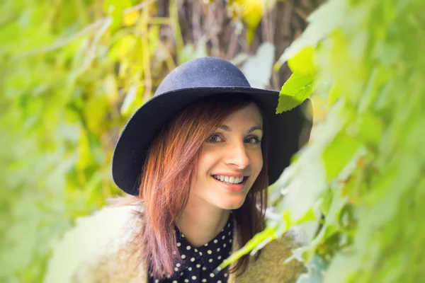 Ung mode kvinde glad i farverige skov løv . - Stock-foto