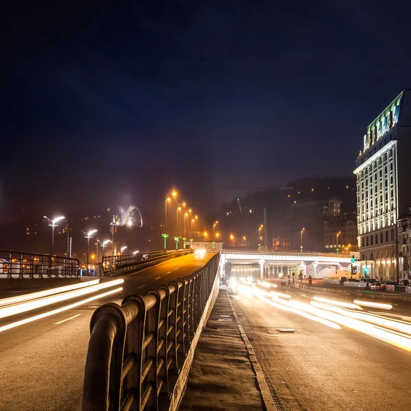 Rörliga bil med oskärpa ljus genom staden på natten. Kiev city, Ukr — Stockfoto