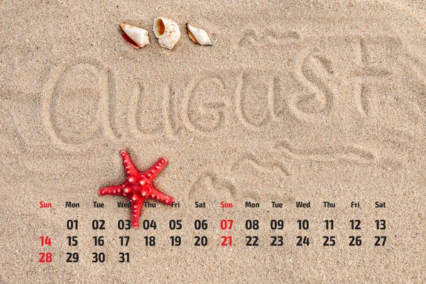 Photo calendar with starfish and seashells on sand beach. August — Stock Photo, Image