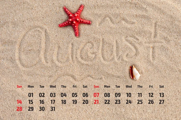海星、 贝壳在沙滩上的照片日历。8 月 — 图库照片
