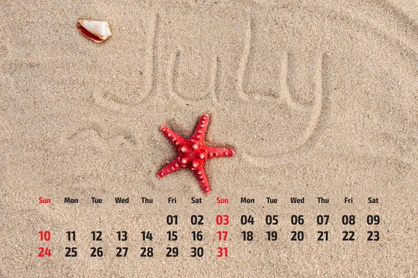 海星、 贝壳在沙滩上的照片日历。7 月 — 图库照片