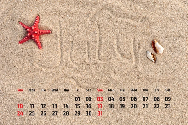 Ημερολόγιο φωτογραφιών με αστερίες και κοχύλια σε παραλία με άμμο. Ιουλίου — Φωτογραφία Αρχείου