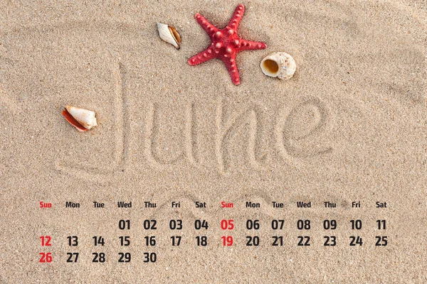 Fotokalender met zeester en schelpen op zand strand. Juni — Stockfoto