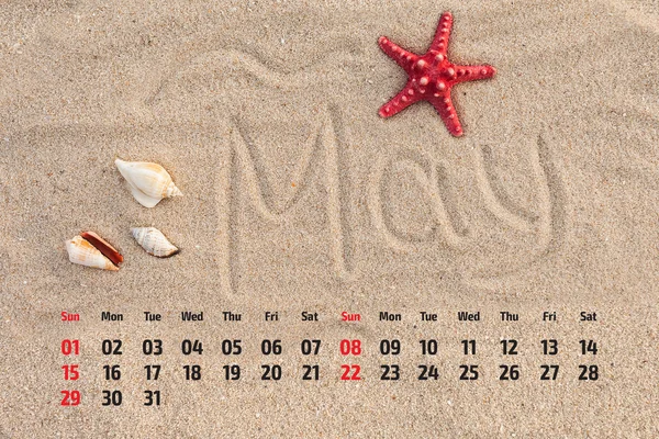 海星、 贝壳在沙滩上的照片日历。5 月 20 日 — 图库照片
