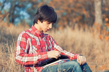 Genç öğrenci sonbahar Şehir Parkı