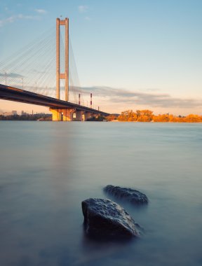 Sabah Kiev kentin Güney Köprüsü. Ukrayna.
