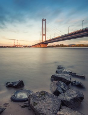 Sabah Kiev kentin Güney Köprüsü. Ukrayna.