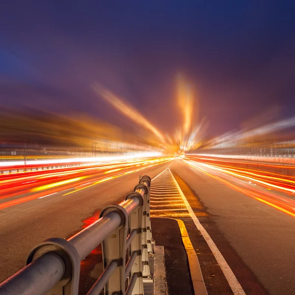 Auto in movimento con luce sfocata attraverso la città di notte. — Foto Stock