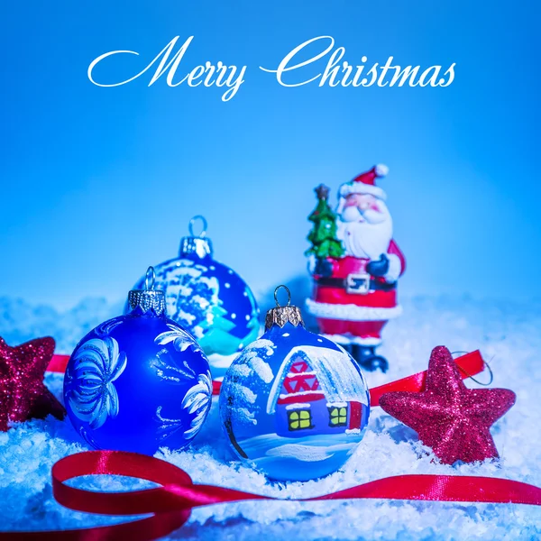Noel topları ve mavi arka plan üzerinde kar tanesi — Stok fotoğraf