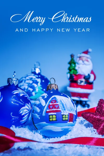 Weihnachtskugeln und Schneeflocke auf blauem Hintergrund — Stockfoto