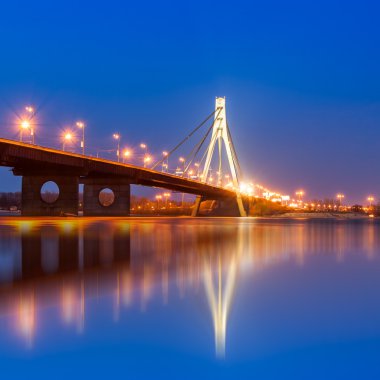 Gece Kiev 'deki Moskova köprüsü. Kiev şehir silueti