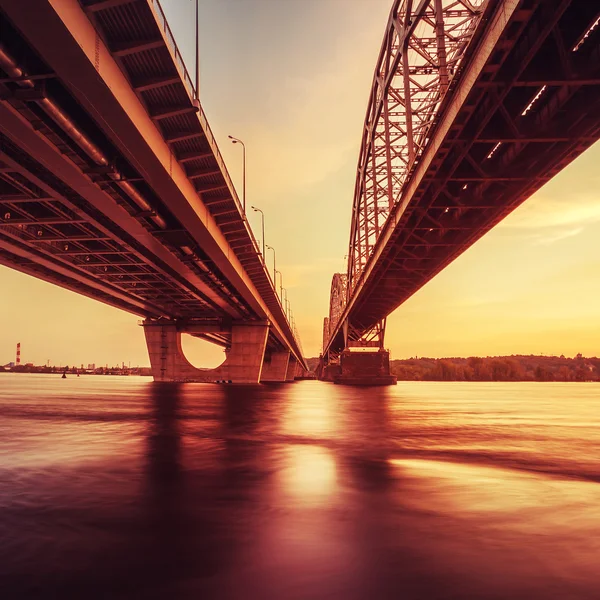 Järnvägsbron i kiev på natten. Ukraina. — Stockfoto