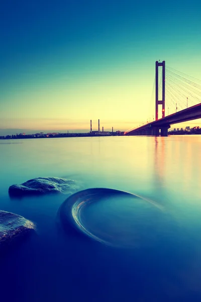 Ponte sul na cidade de Kiev de manhã. Ucrânia . — Fotografia de Stock