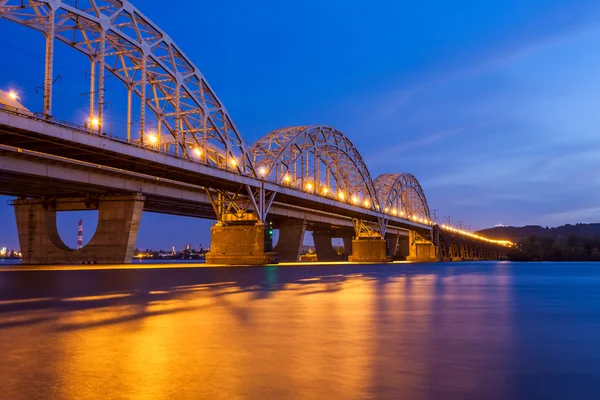 gece demiryolu köprüsünde Kiev. Ukrayna.