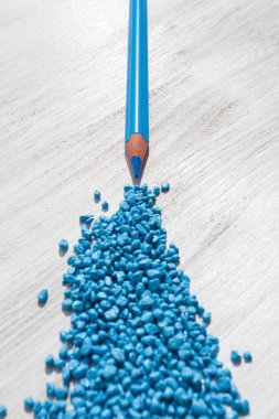 Beyaz ahşap arka planda, eğitim kavramı mavi kalem