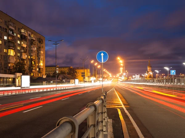 Trilhas de luz de carro e paisagem urbana. Carro em movimento com luz embaçada pela cidade à noite. Kiev cidade, Ucrânia . — Fotografia de Stock