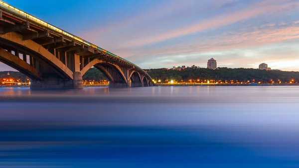 Kiev metro bridge på kvällen — Stockfoto