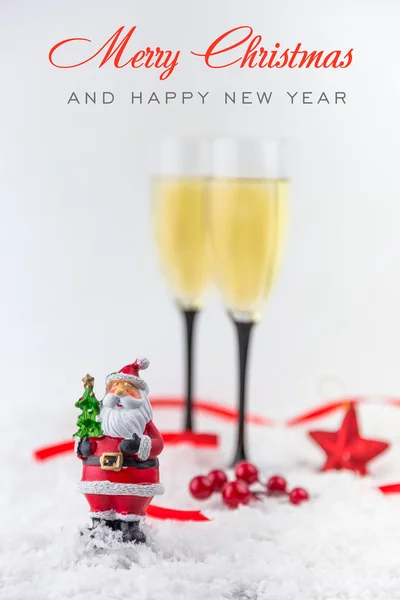 Juguetes de árbol de Navidad, champán y copo de nieve sobre fondo blanco — Foto de Stock