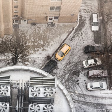 Karla kaplı şehrin sokak kuşbakışı