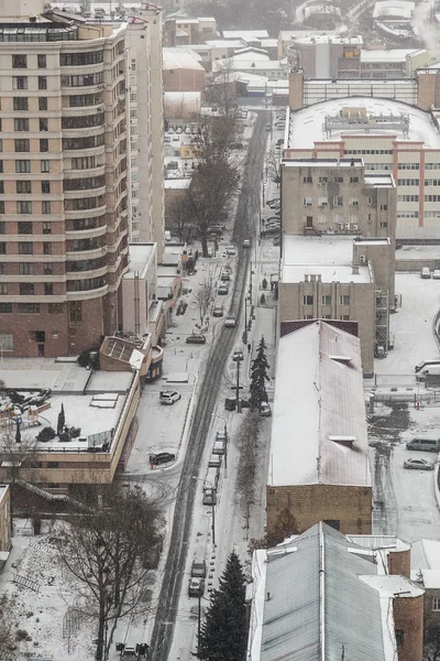 雪覆盖城市街道鸟瞰 — 图库照片