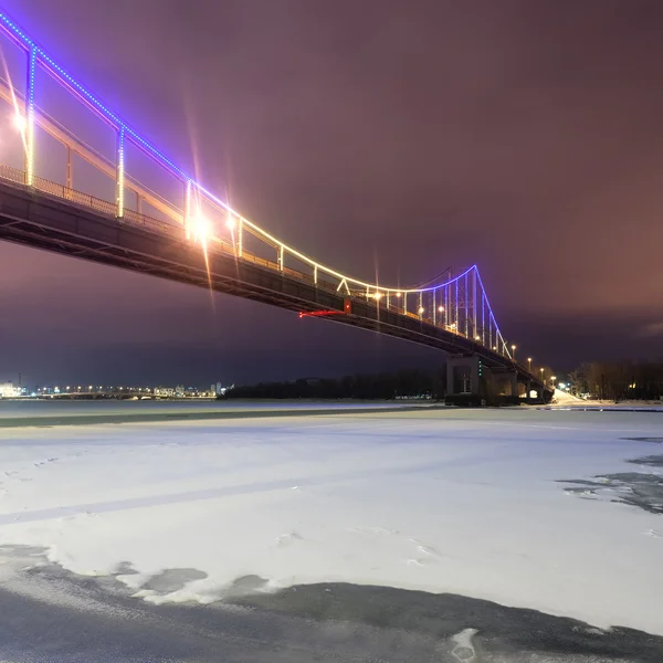 Kış Kiev yaya köprüsü. Ukrayna — Stok fotoğraf