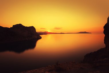 minimalist deniz manzarası. kıyı gündoğumu.