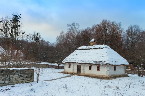 Village ukrainien traditionnel en hiver. Vieille maison au musée ethnographique Pirogovo, Ukraine — Photo