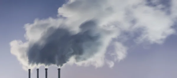 Tubo de planta com fumaça contra o céu — Fotografia de Stock