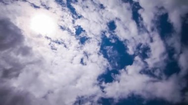 kabarık beyaz bulutlar üzerinde mavi gökyüzü