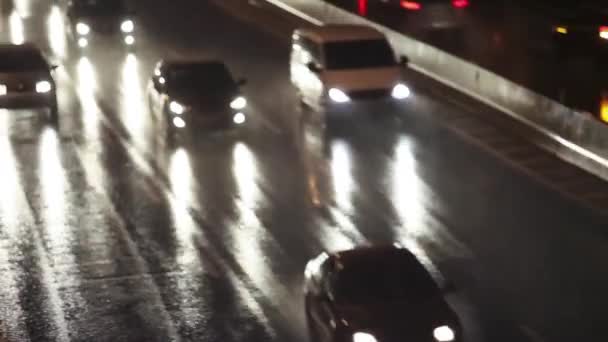 밤, 초점 1920 x 1080에 겨울 눈 폭풍 중 고속도로에서 교통 — 비디오