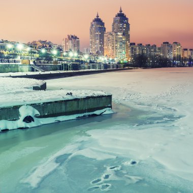 Kış Kiev şehir manzarası, gece.