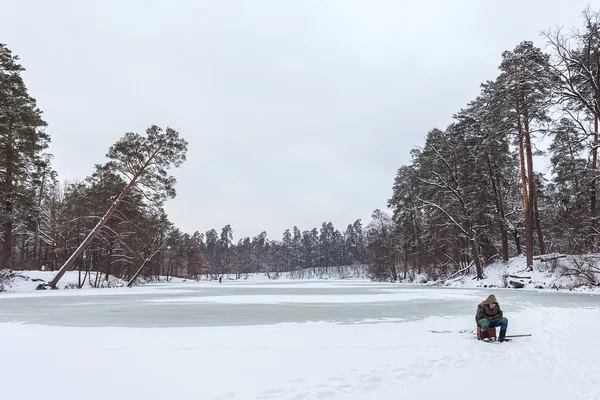 Kiev, Ukraine - January 08, 2016: Fishermen on the snow-covered lake. — Stock Photo, Image