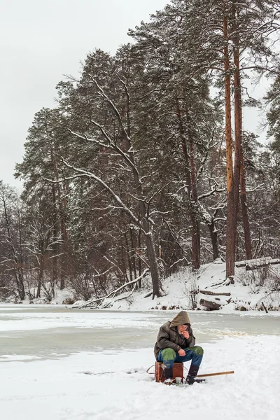 Kiev, Ucrânia - 08 de janeiro de 2016: Pescadores no lago coberto de neve . — Fotografia de Stock