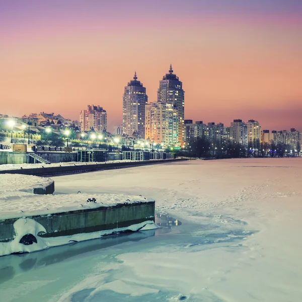 Kış Kiev şehir manzarası, gece. — Stok fotoğraf