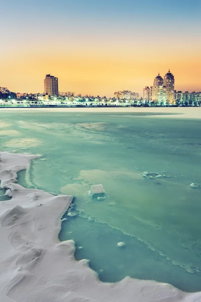 Invierno Kiev ciudad horizonte por la noche . — Foto de Stock