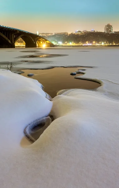 Kış Kiev metro Köprüsü akşam — Stok fotoğraf