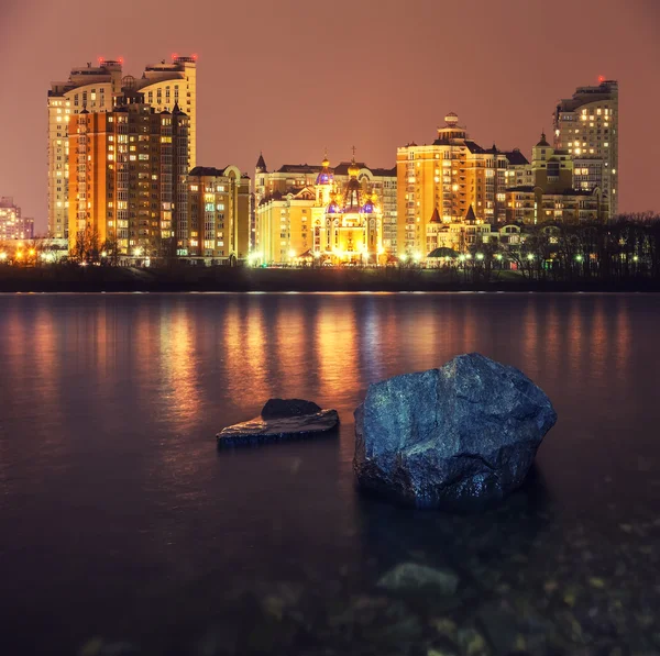 Ciudad de Kiev skyline por la noche — Foto de Stock