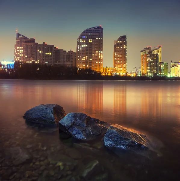 Ciudad de Kiev skyline por la noche — Foto de Stock