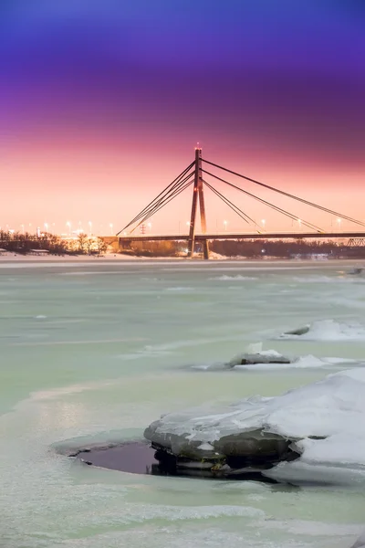 Moskou brug in Kiev 's nachts. skyline van Kiev — Stockfoto