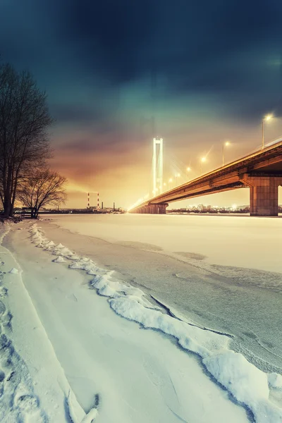 Södra bro i vinter Kiev city. Ukraina. — Stockfoto