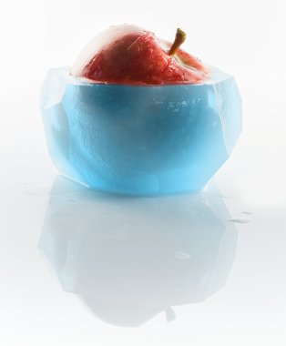 Buzun içinde donmuş Kırmızı elma