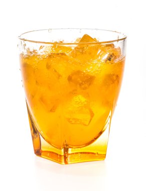 portakal suyu cam ower beyaz arka planda sıçramasına