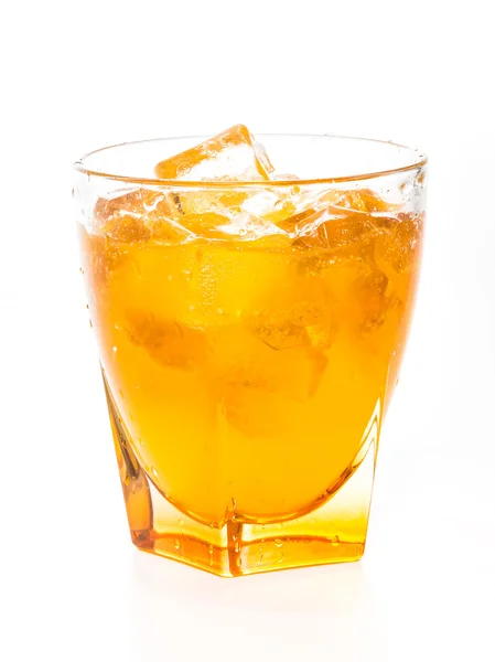 Spritzender Orangensaft im Glas auf weißem Hintergrund — Stockfoto