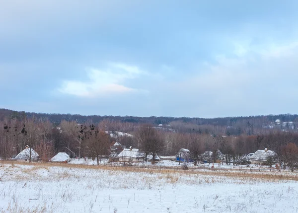 Traditioneel Oekraïense dorp in de winter. — Stockfoto