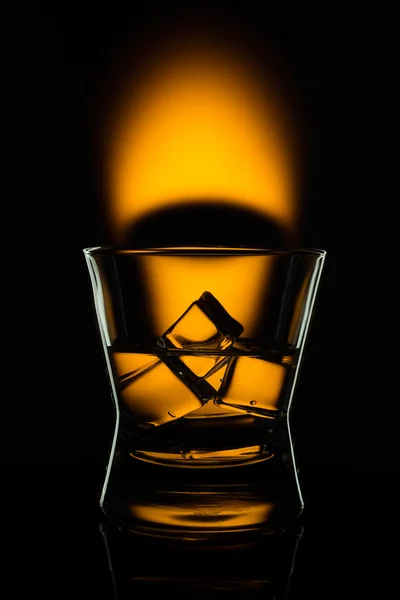 Гарячий напій в барі на кольоровому абстрактному фоні — стокове фото