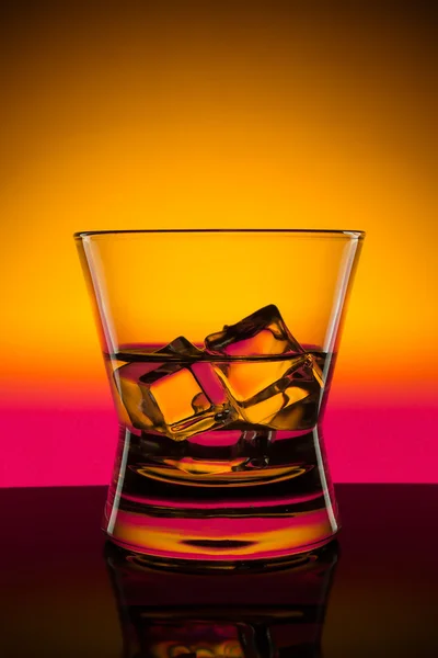 Warm drankje schoten in bar op een abstracte achtergrond kleur — Stockfoto